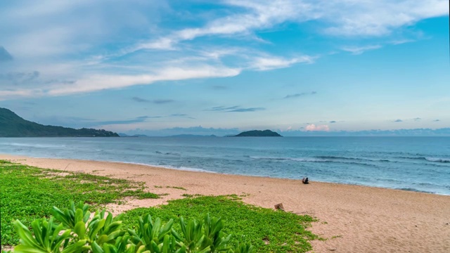 三亚沙滩海浪蓝天白云视频素材