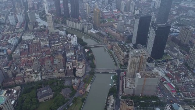 航拍与黄浦江交界的苏州河边的城区和道路视频下载