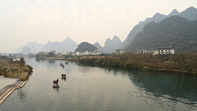 桂林阳朔遇龙河上的竹筏漂流视频素材画面1