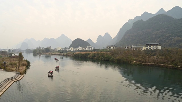 桂林阳朔遇龙河上的竹筏漂流视频素材画面3