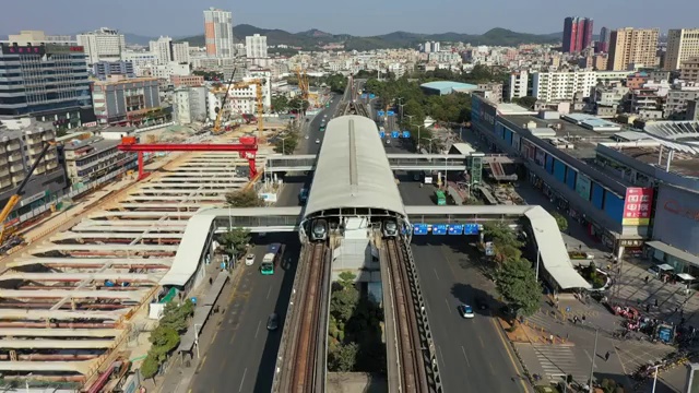 广东省深圳市龙岗区双龙地铁站和龙岗大道航拍视频素材