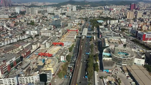 广东省深圳市龙岗区双龙地铁站和龙岗大道航拍视频素材