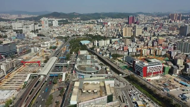 广东省深圳市龙岗区双龙地铁站和龙岗大道航拍视频素材