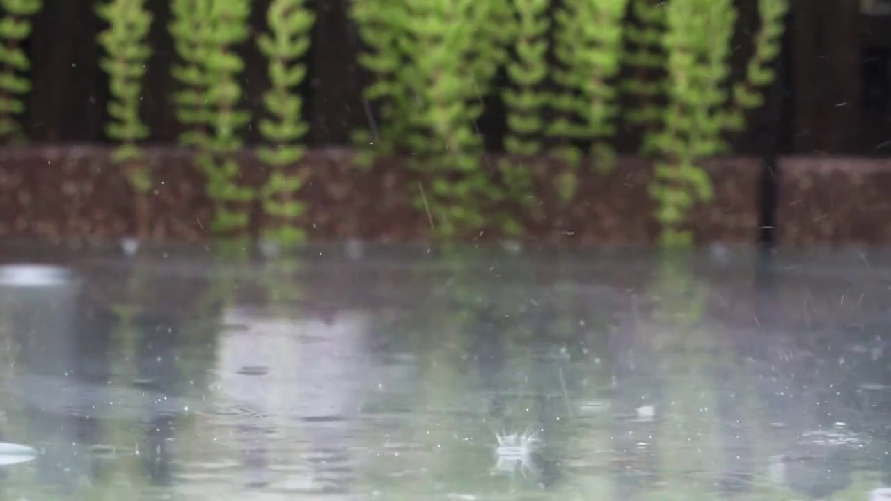 雨打在地面上反弹升格慢动作视频素材