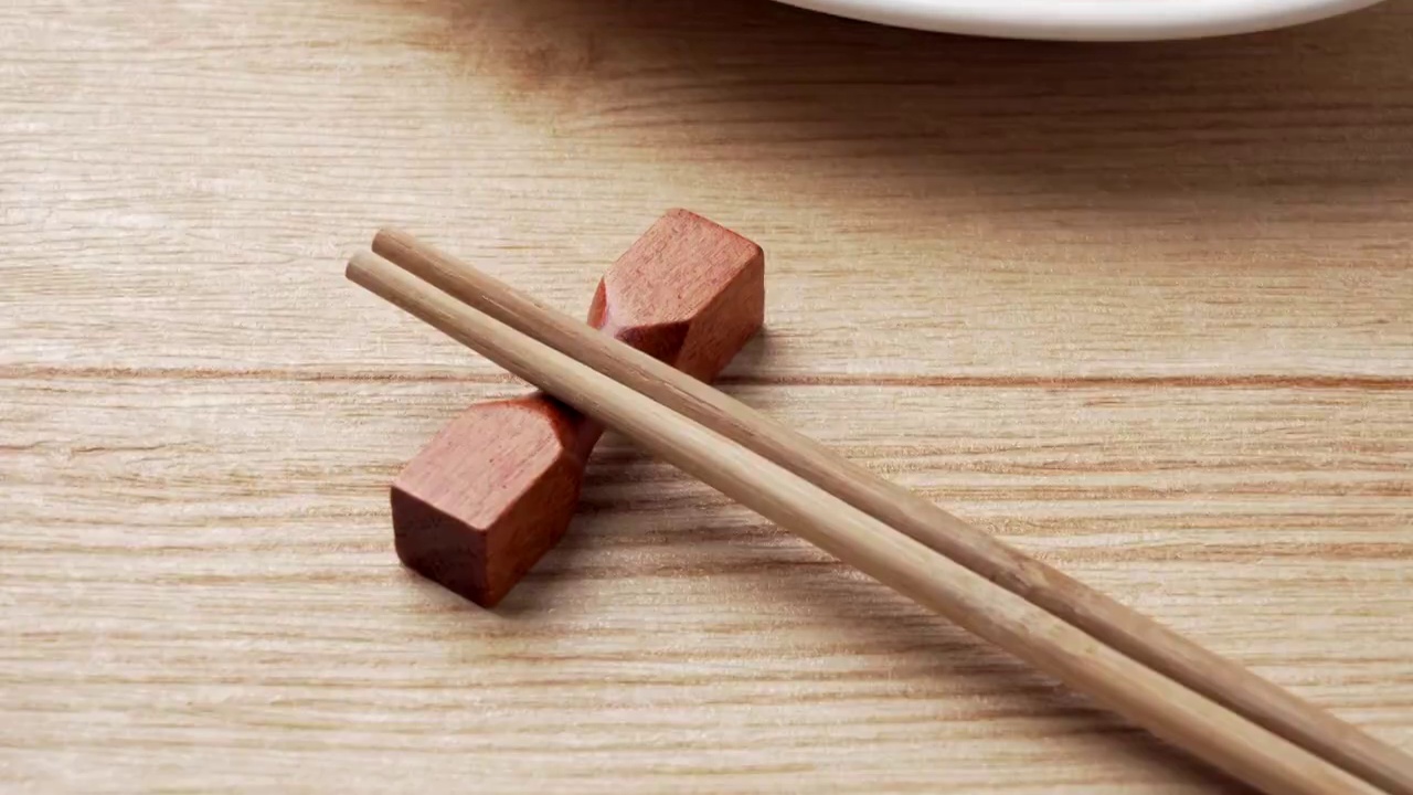 中国传统节日家里的味道低调清新木色背景上的一碟饺子和肉馅视频素材