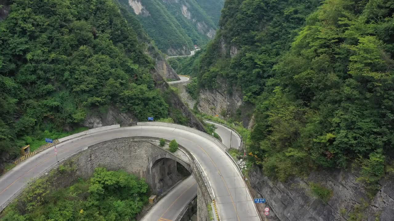 湖北宜昌长阳县贺家坪镇G318国道山谷公路自然景观视频素材