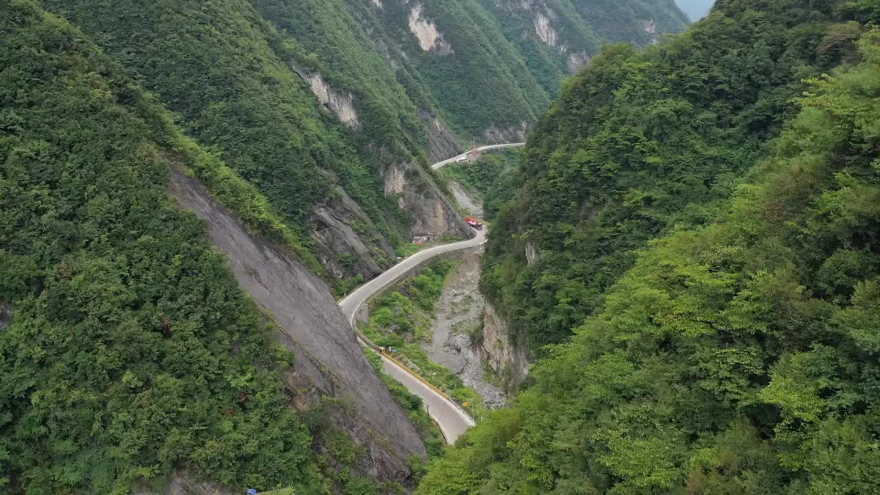 湖北宜昌长阳县贺家坪镇G318国道山谷公路自然景观视频素材