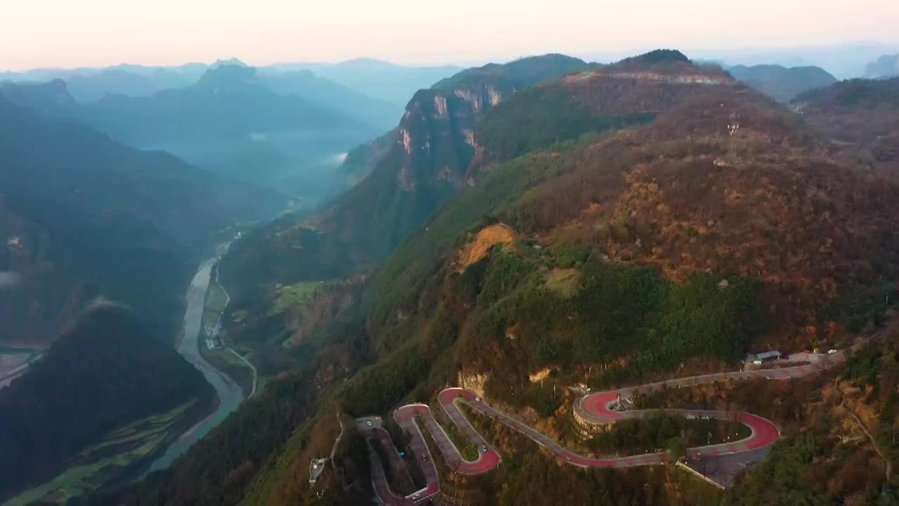 航拍湖南湘西矮寨蜿蜒的山路视频素材