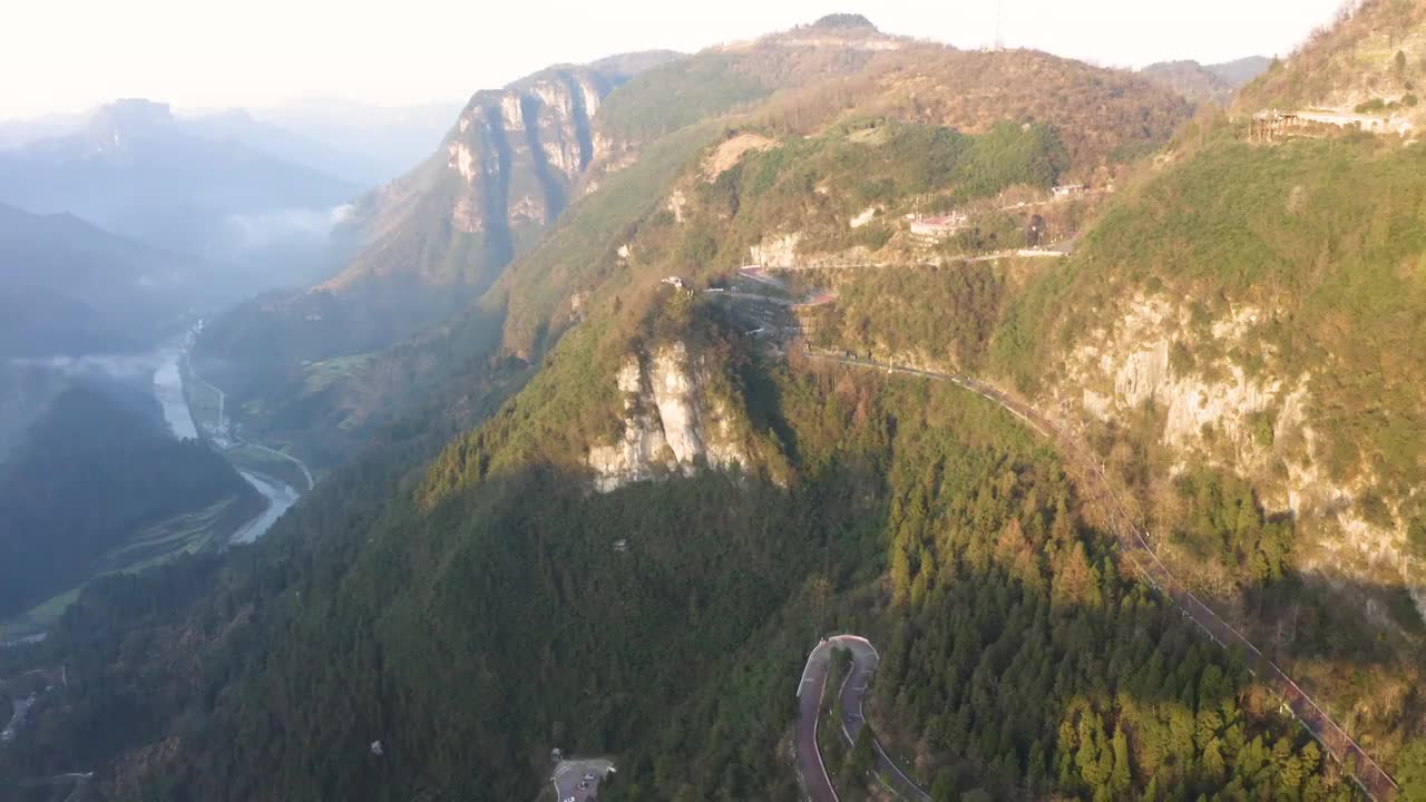 航拍湖南湘西矮寨蜿蜒的山路视频素材