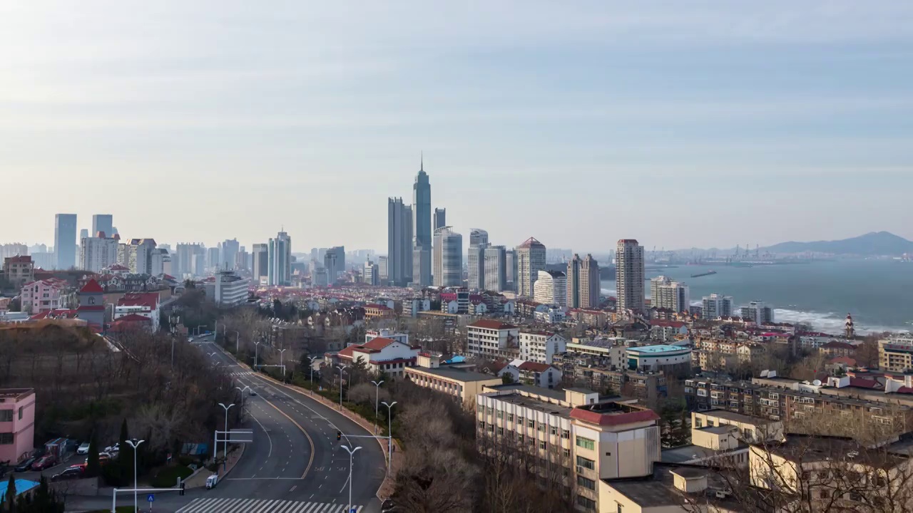 4K延时视频山东省烟台市芝罘区建筑交通车流蓝天白云城市风光视频素材