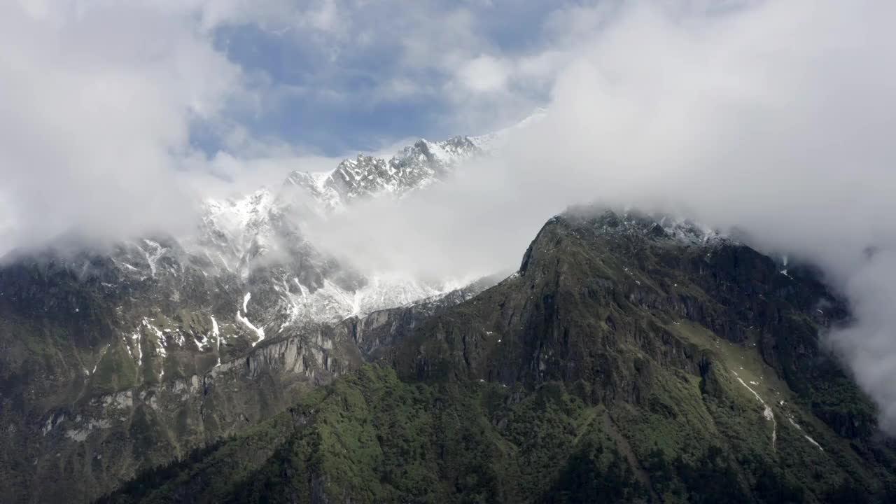 航拍山间的积雪的山顶和云雾视频素材