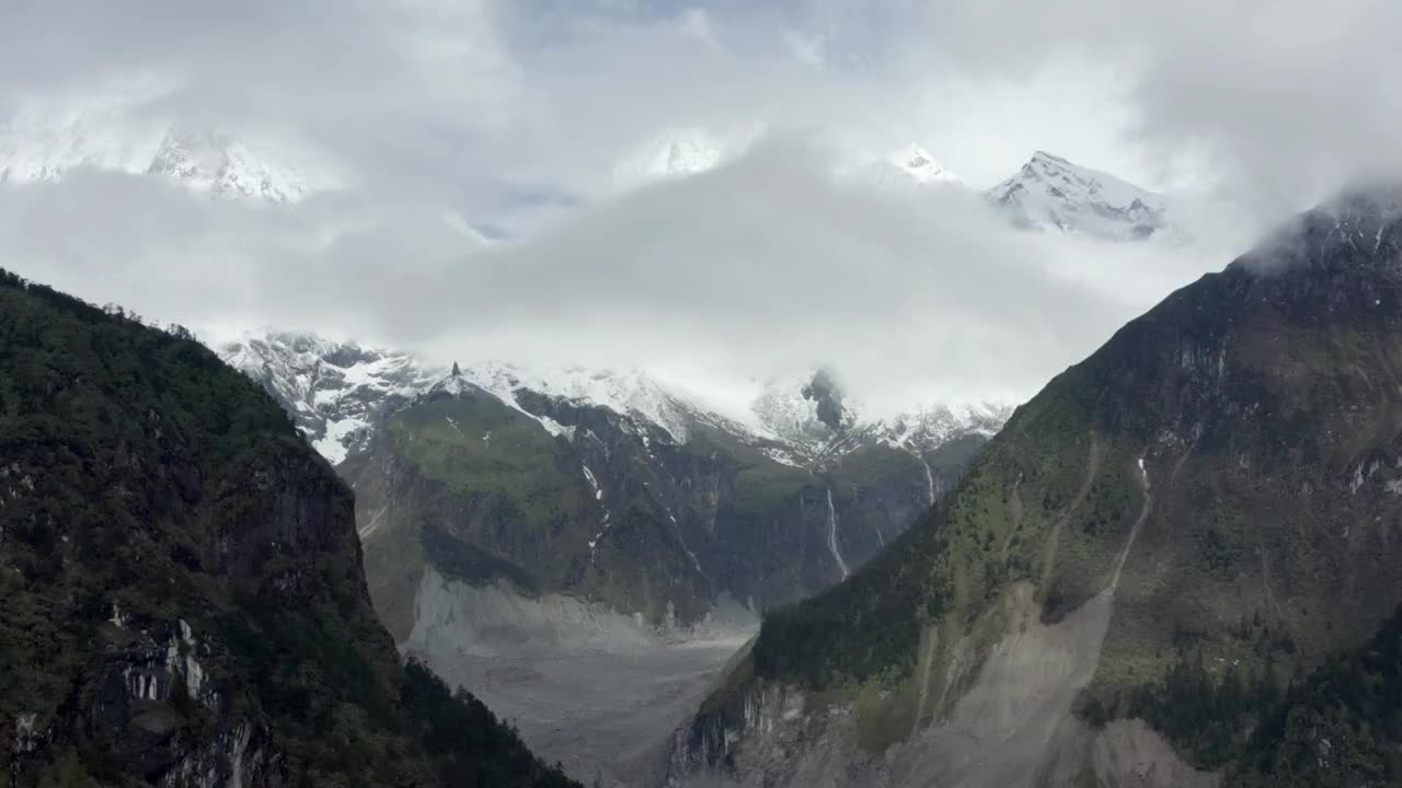 航拍山间的积雪的山顶和云雾视频素材