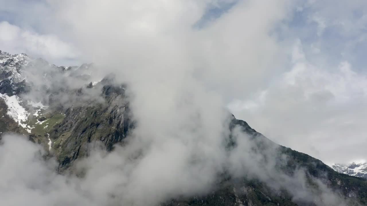 航拍山间的积雪的山顶和云雾视频素材