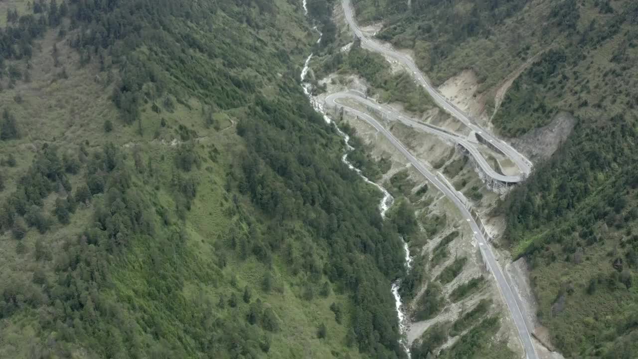 航拍山间蜿蜒的山路 抬头看见雪山视频素材