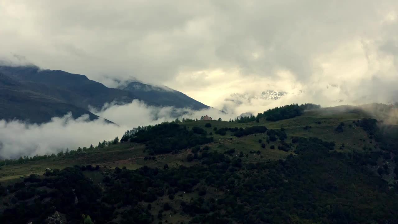 航拍四川西部的山景风光 云雾雪山视频素材