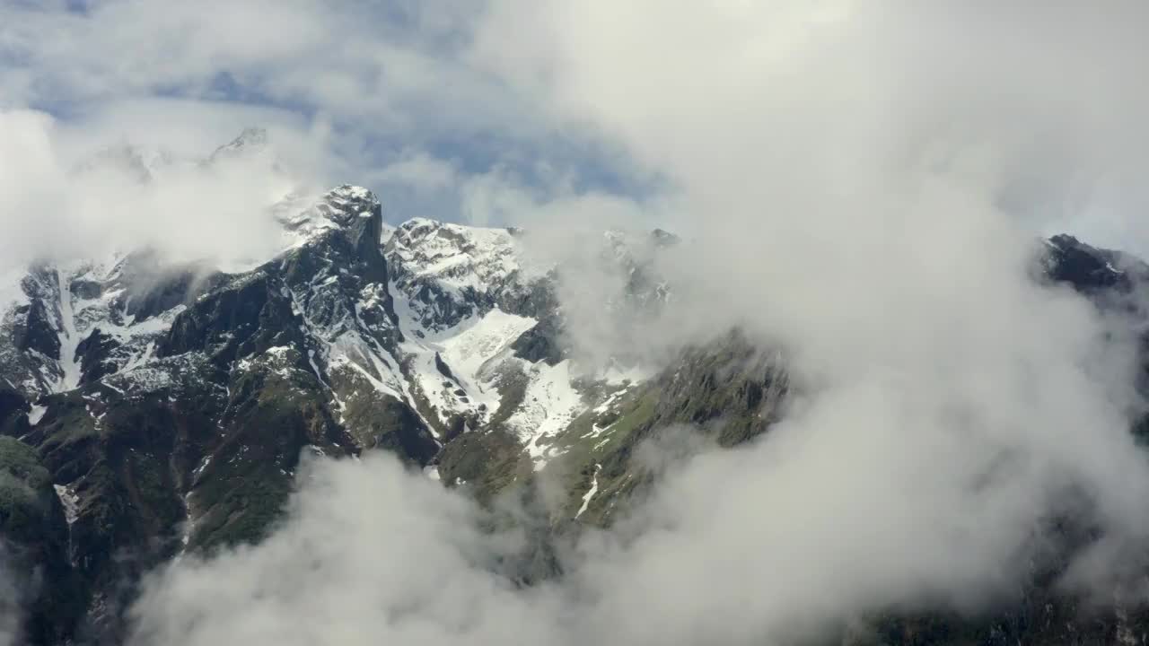 航拍山间的积雪的山顶和云雾视频素材