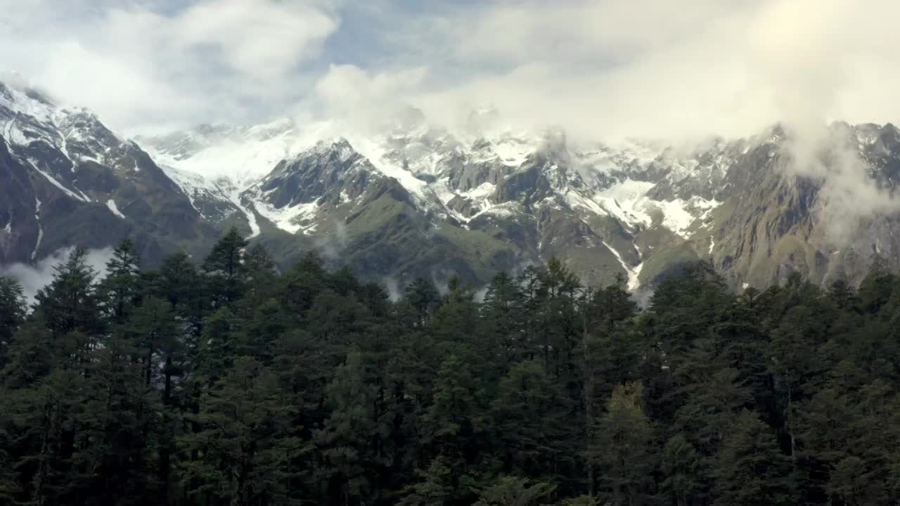 航拍山间的积雪的山顶和云雾视频素材