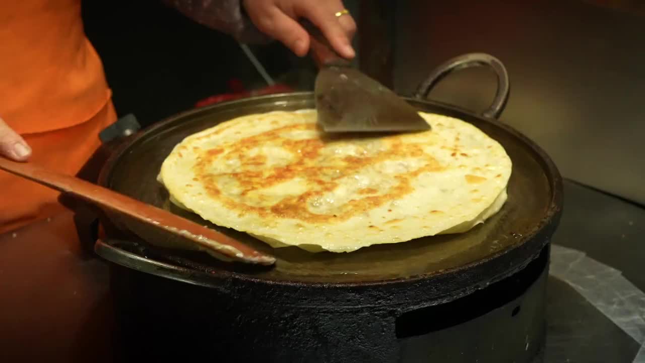 开封特色夜市小吃羊肉炕馍视频素材