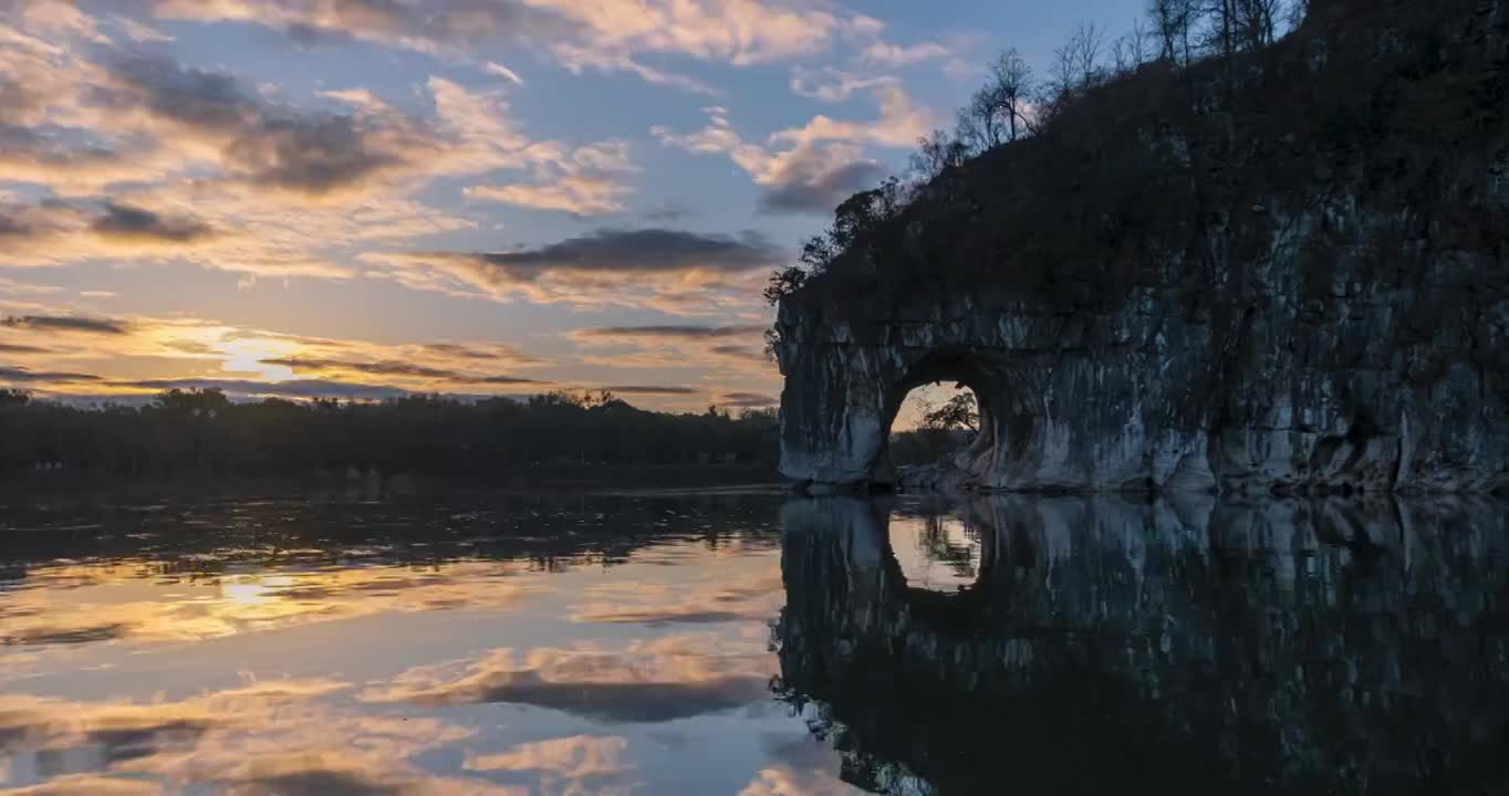 广西桂林城徽象鼻山2021年日出射光红霞风光4K延时摄影视频素材