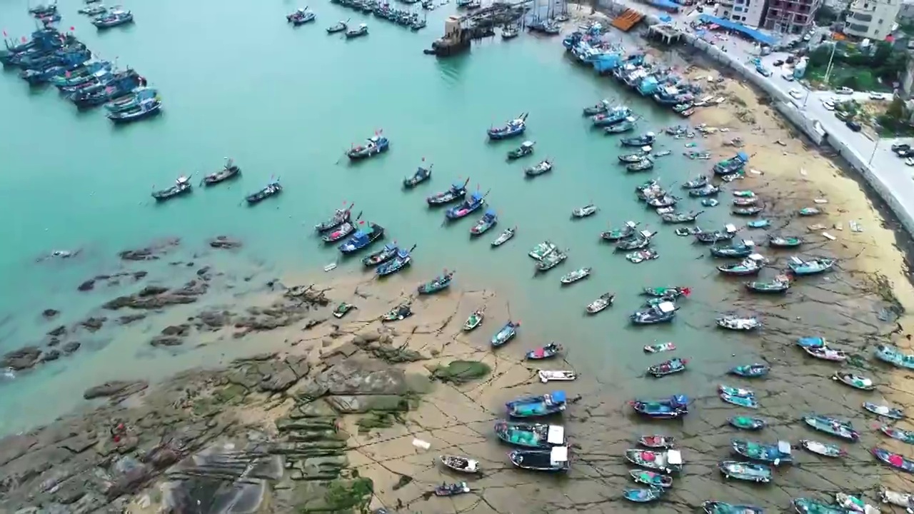 航拍海洋避风港渔船停靠海港视频素材