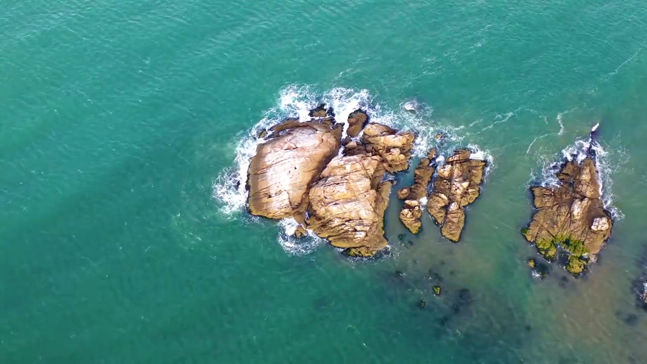 航拍海上的礁石海浪视频素材