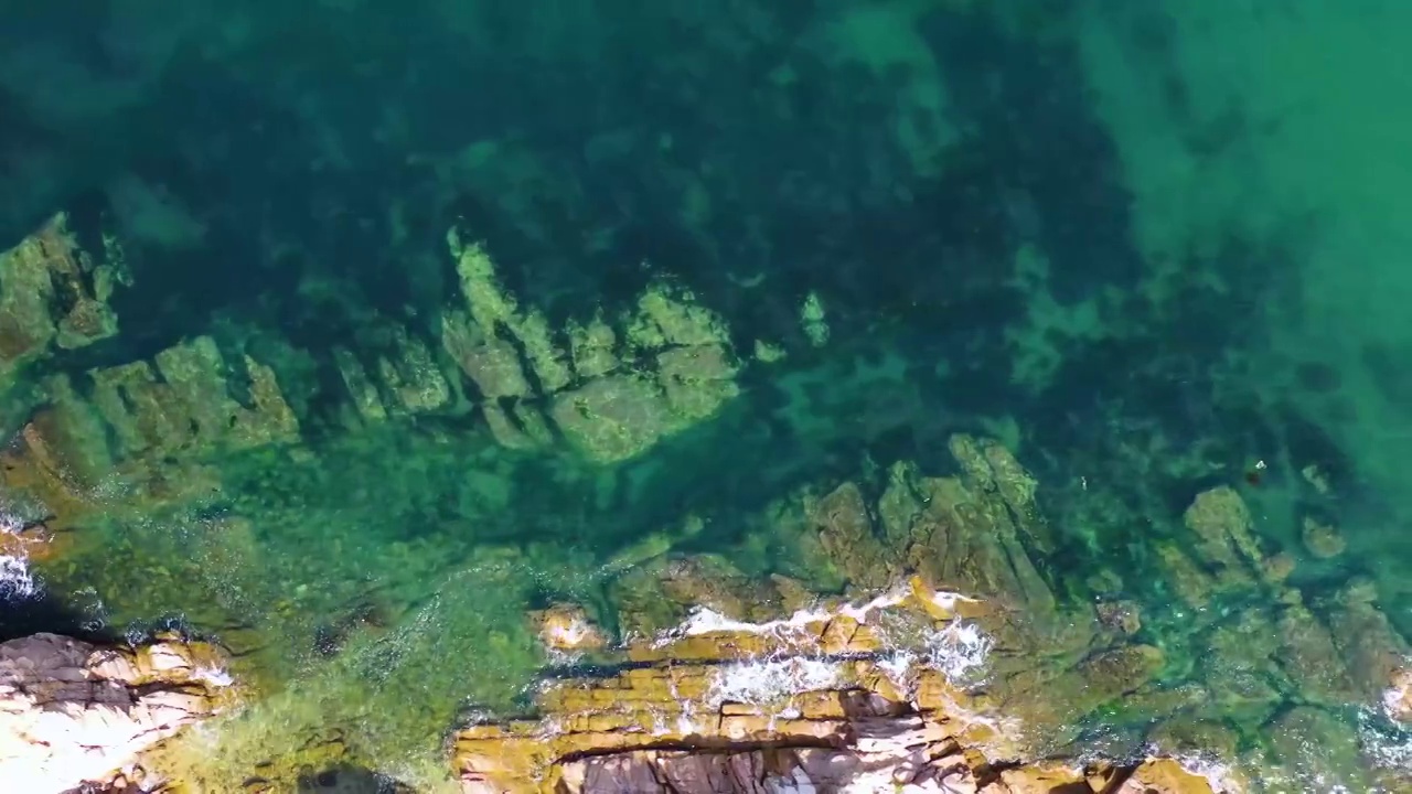 航拍海上的礁石浪花视频素材