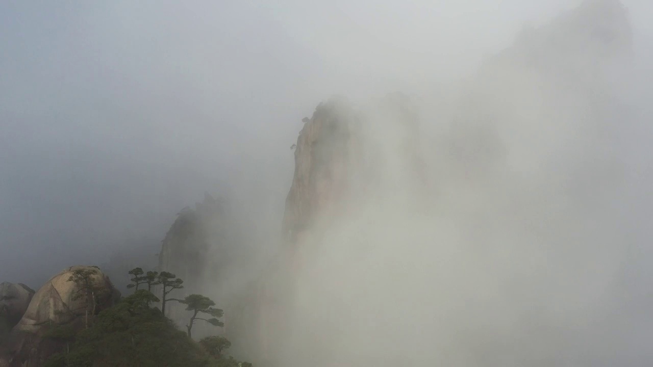 江西上饶：航拍三清山雨后云雾美如仙境视频素材