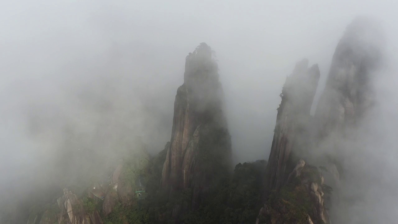 江西上饶：航拍三清山雨后云雾美如仙境视频素材