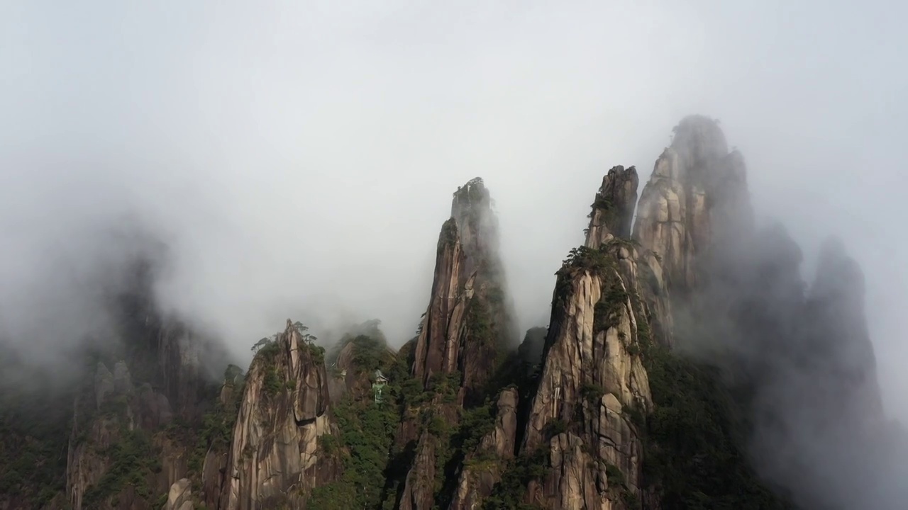 江西上饶：航拍三清山雨后云雾美如仙境视频素材