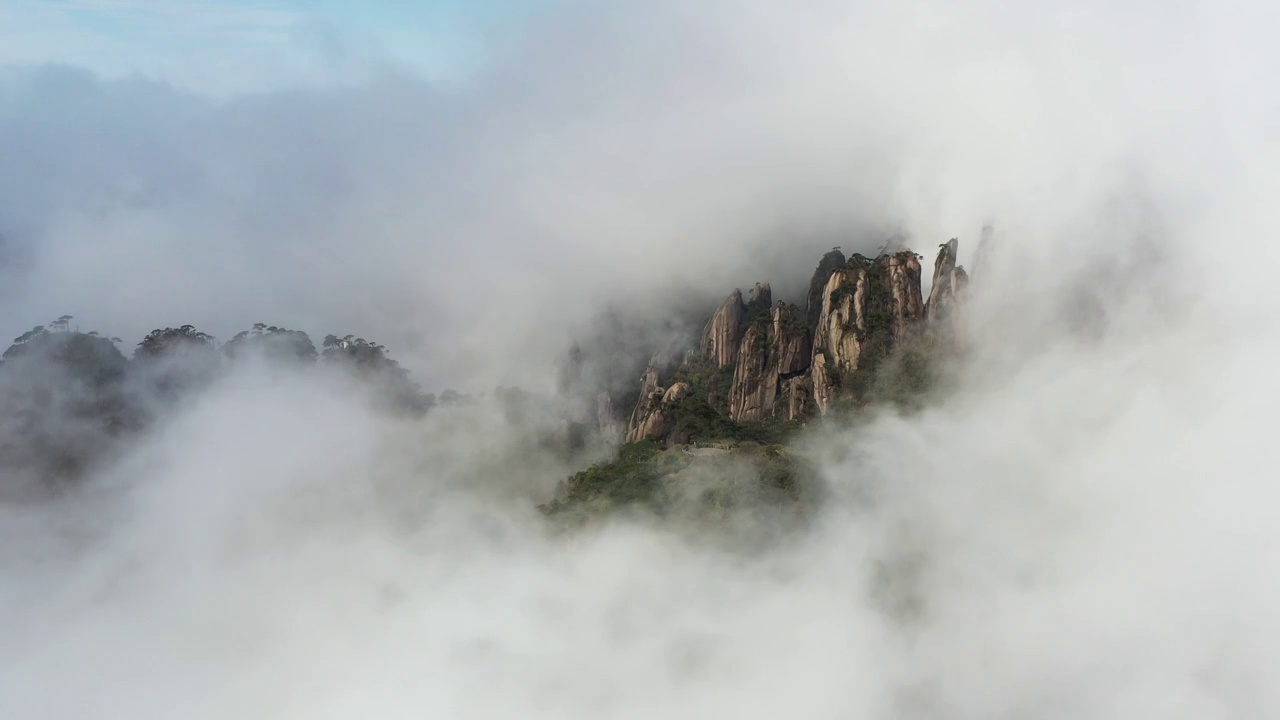 江西上饶：航拍三清山雨后云雾美如仙境视频素材