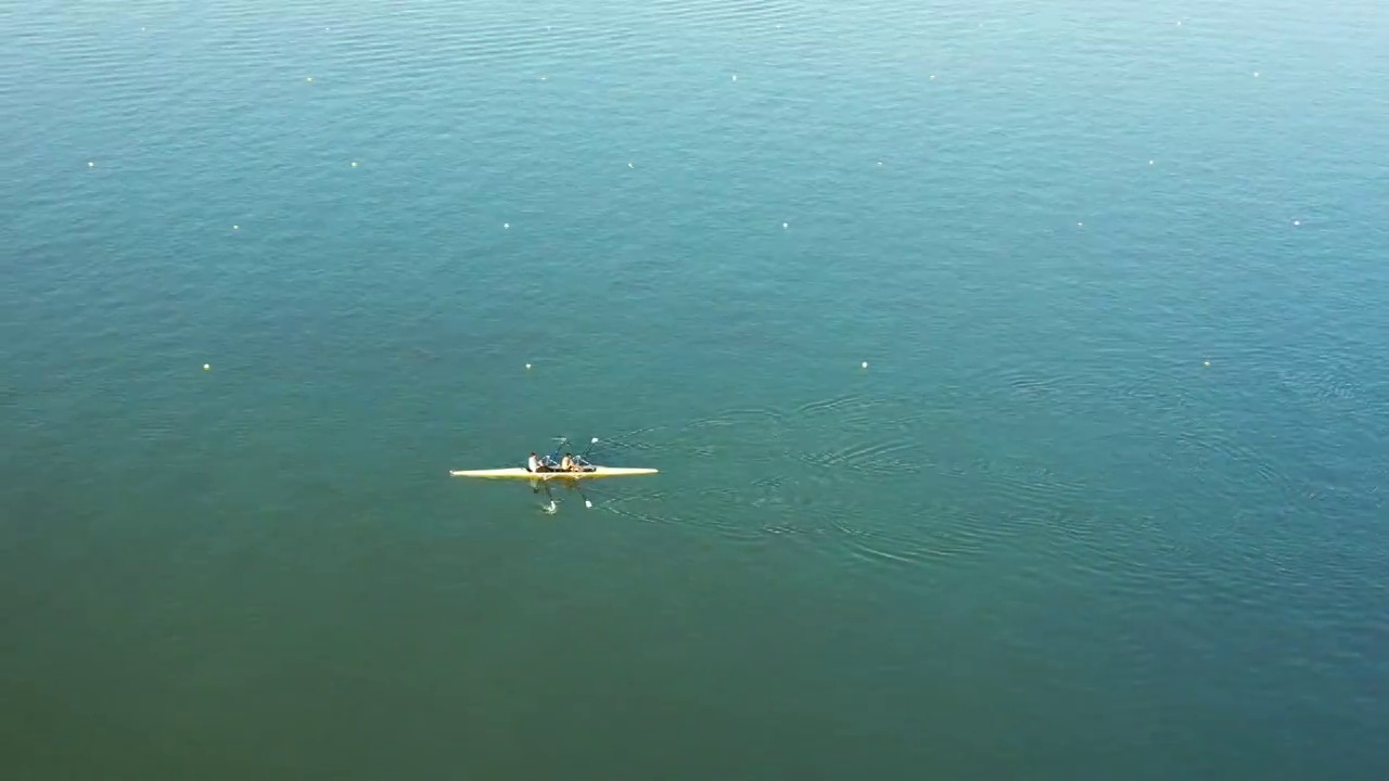 运动员在南京玄武湖公园湖面上进行皮划艇训练视频素材