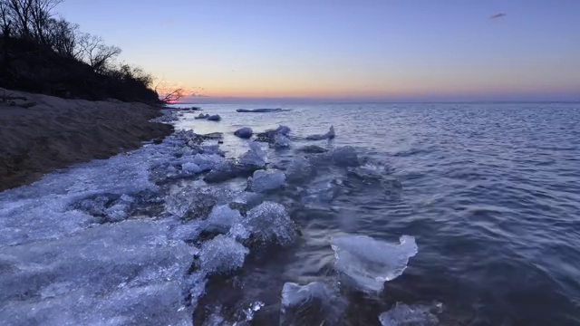 兴凯湖开湖即景大雁飞过视频素材