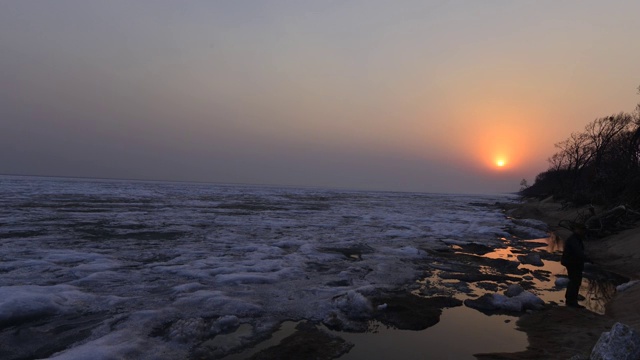 兴凯湖春天开湖夕阳-1视频素材