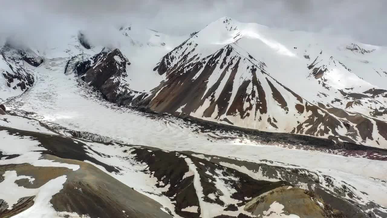 青海果洛阿尼玛卿雪山风光视频素材