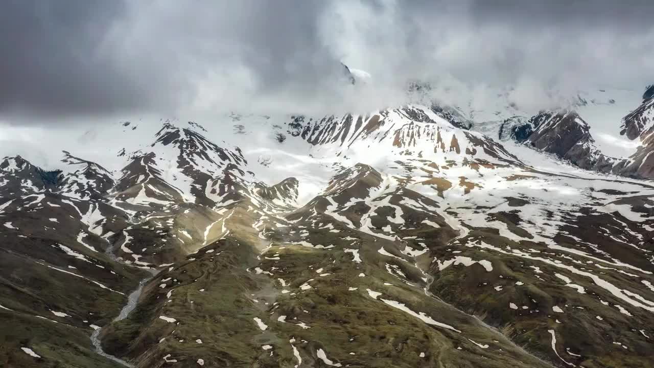 青海果洛阿尼玛卿雪山风光视频素材