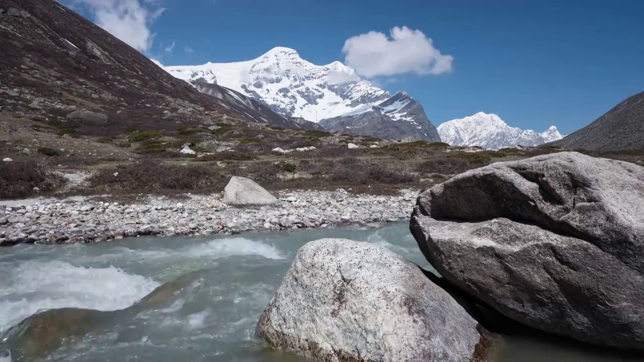 雪山蓝天白云溪水视频素材