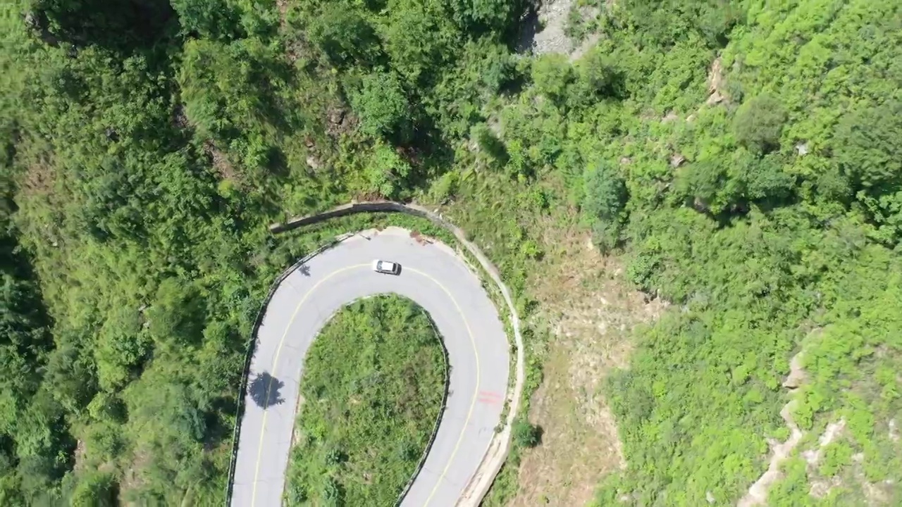 航拍北京郊区盘山公路汽车拐弯视频素材