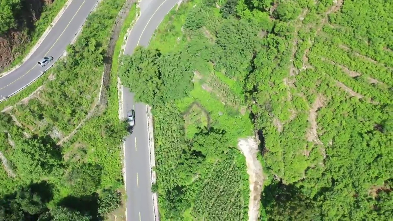 北京郊区山区盘山公路汽车拐弯航拍跟拍视频下载