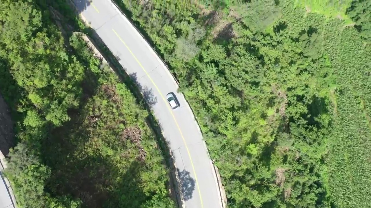 北京夏季森林山区盘山公路汽车自驾航拍视频下载