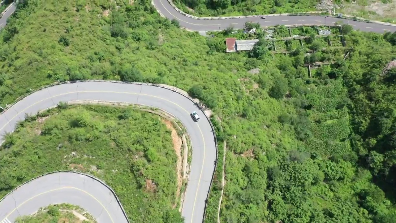 北京夏季森林山区盘山公路汽车竞赛自驾航拍视频下载