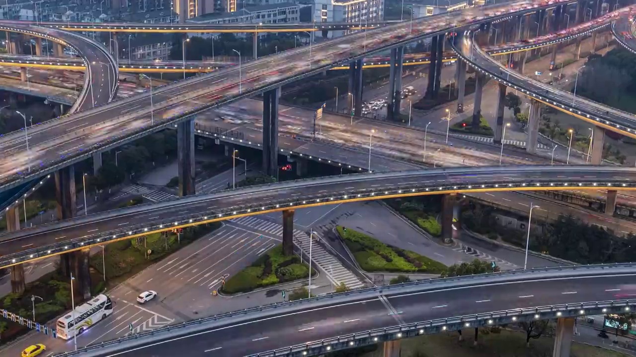 夜晚城市交通延时鸟瞰视频素材