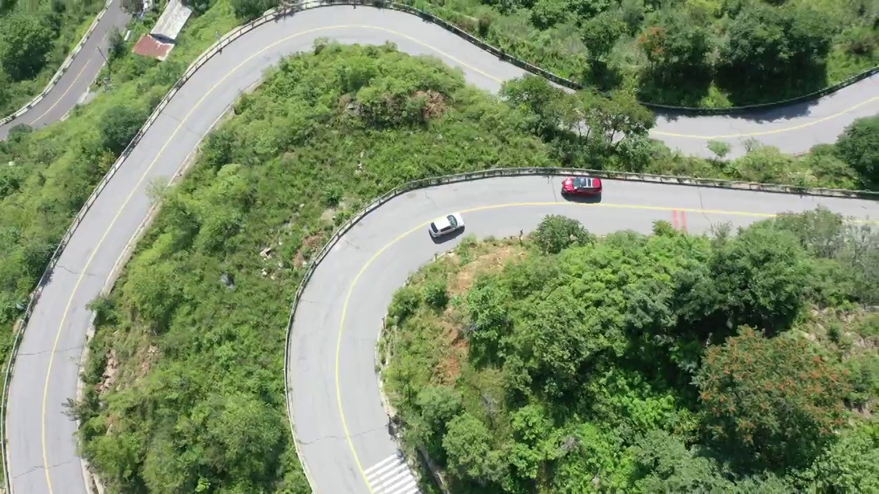 北京山区盘山公路汽车自驾会车行驶航拍视频素材