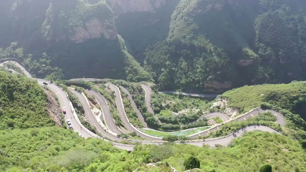 北京山地盘山公路汽车自驾出行航拍全景视频素材