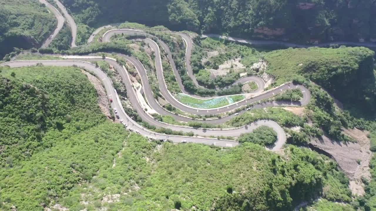 北京山地盘山公路汽车自驾出行航拍全景视频素材