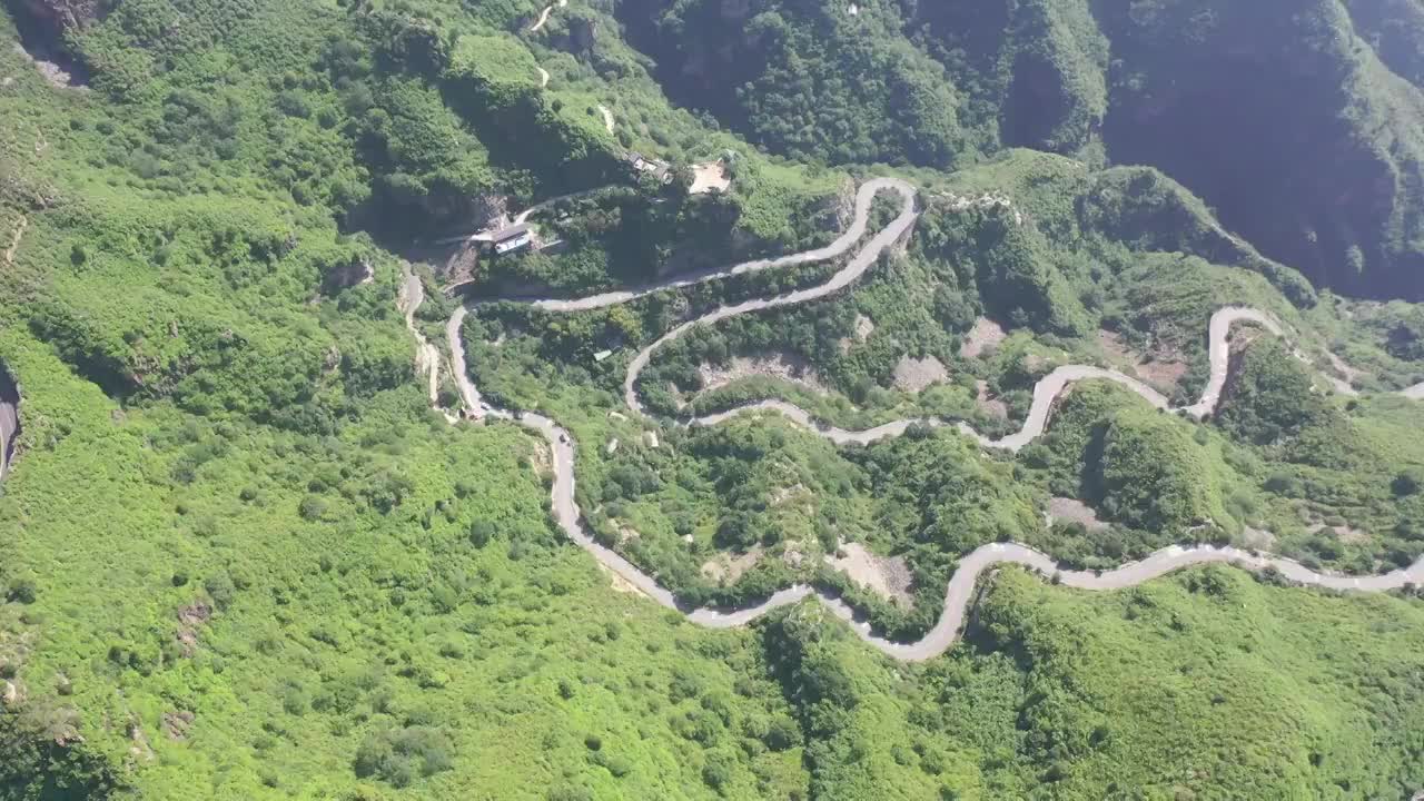 北京山地盘山公路汽车自驾出行航拍全景视频素材