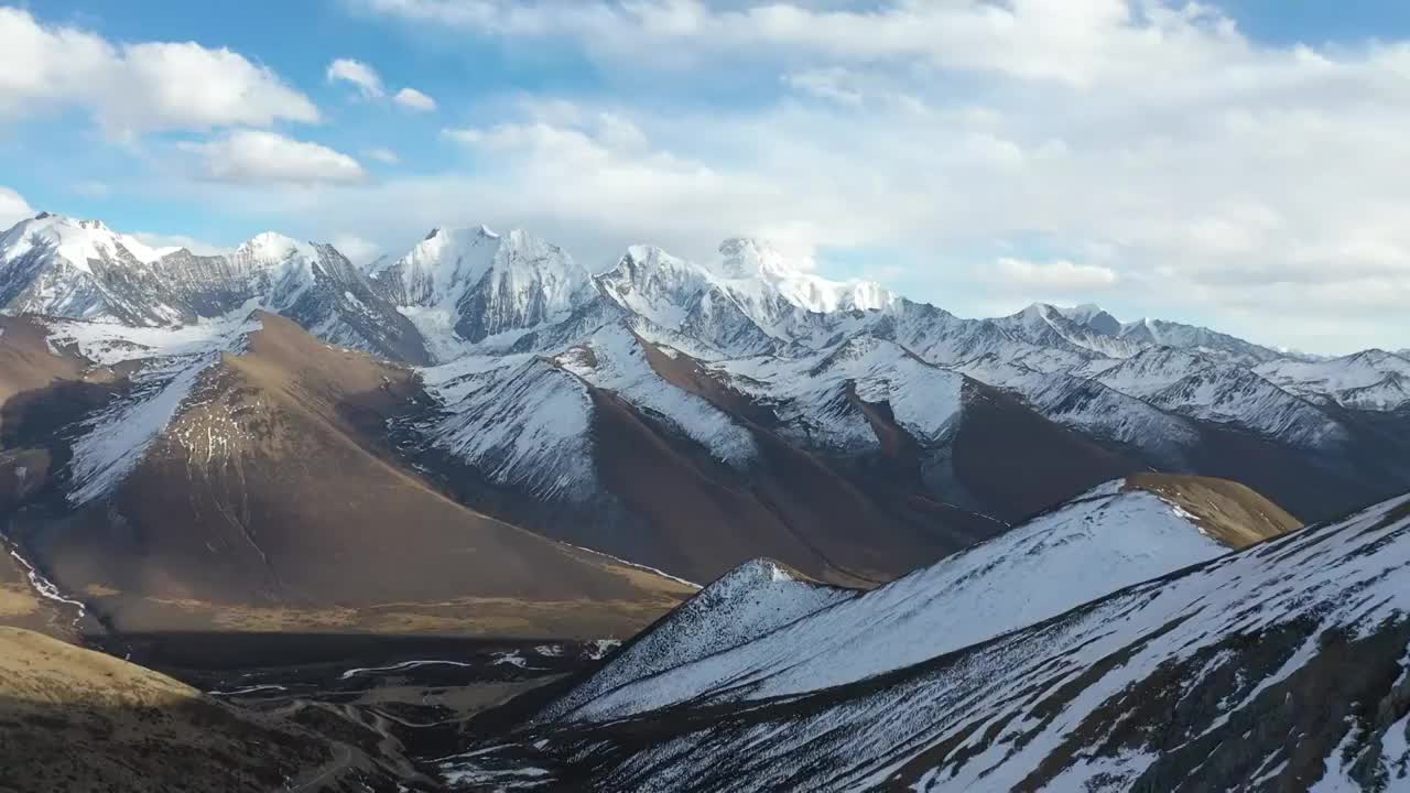 中国四川省川西甘孜州康定贡嘎雪山雅哈垭口全景航拍视频下载