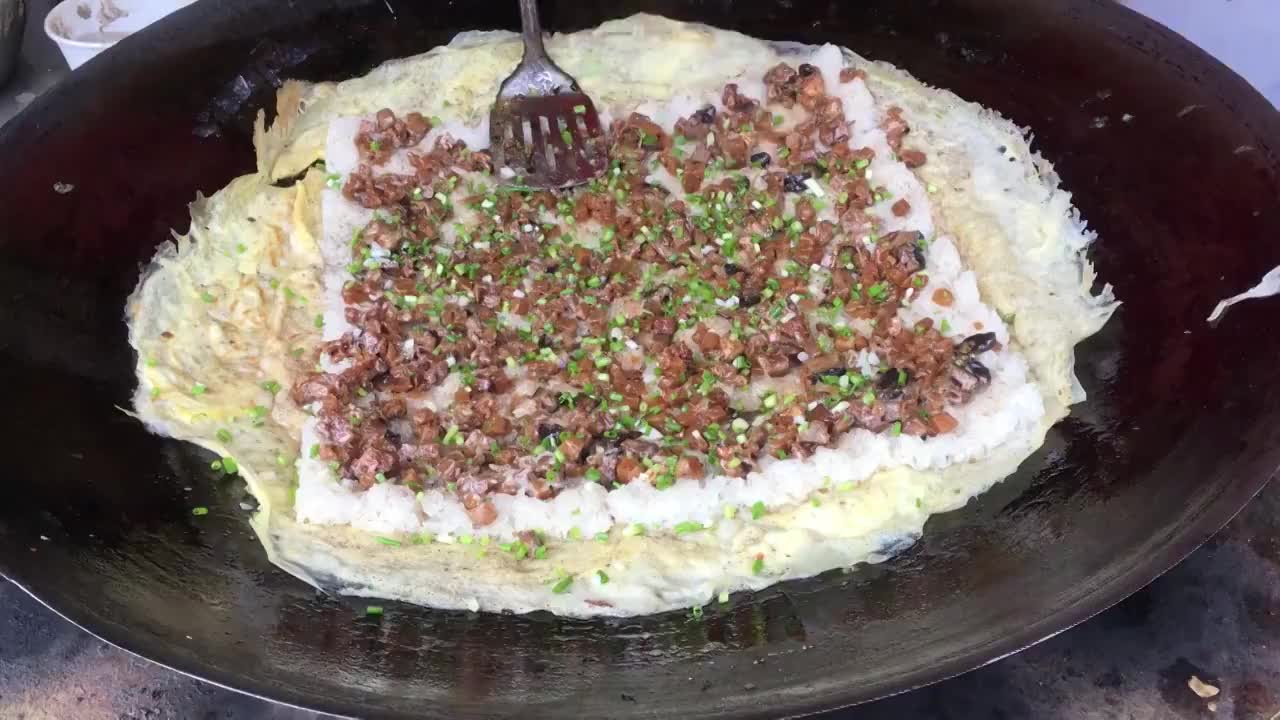 武汉美食：三鲜豆皮视频素材