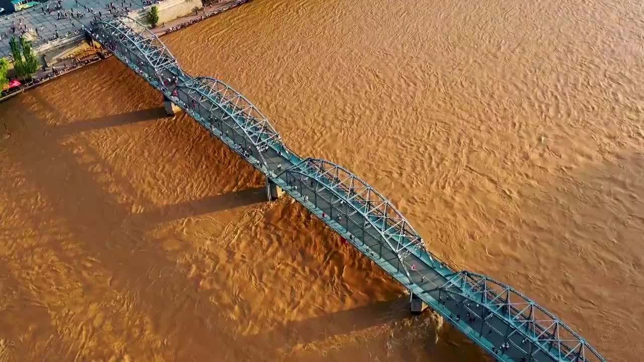 航拍甘肃兰州中山桥夕阳和黄河日落视频素材