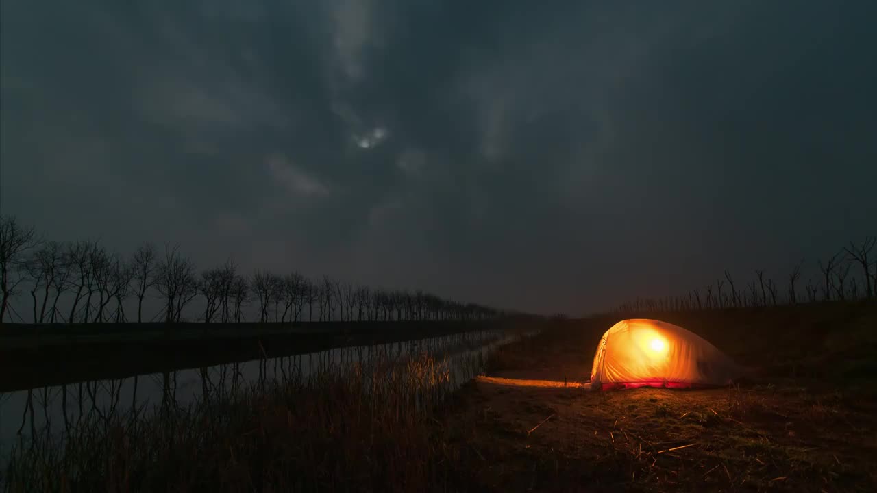 夜晚时，崇明野外露营延时。视频素材