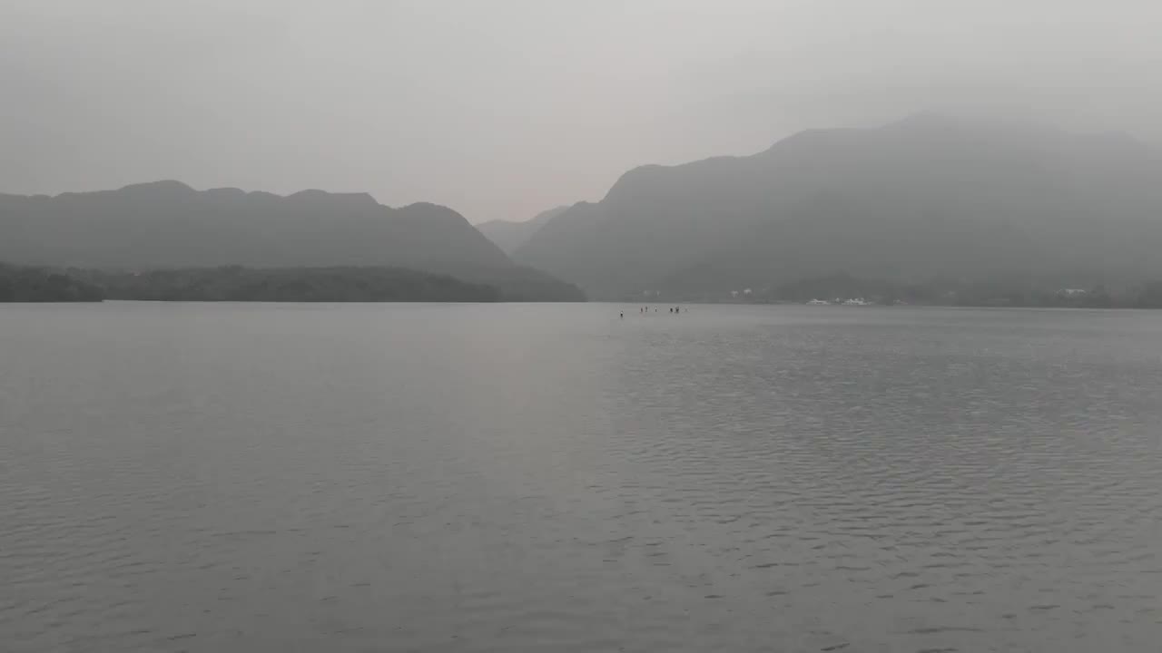 航拍雨雾阴天庐山西海水面桨板运动视频素材